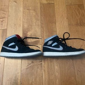 Jordan 1 Mid, Black Particle Grey Gym Red